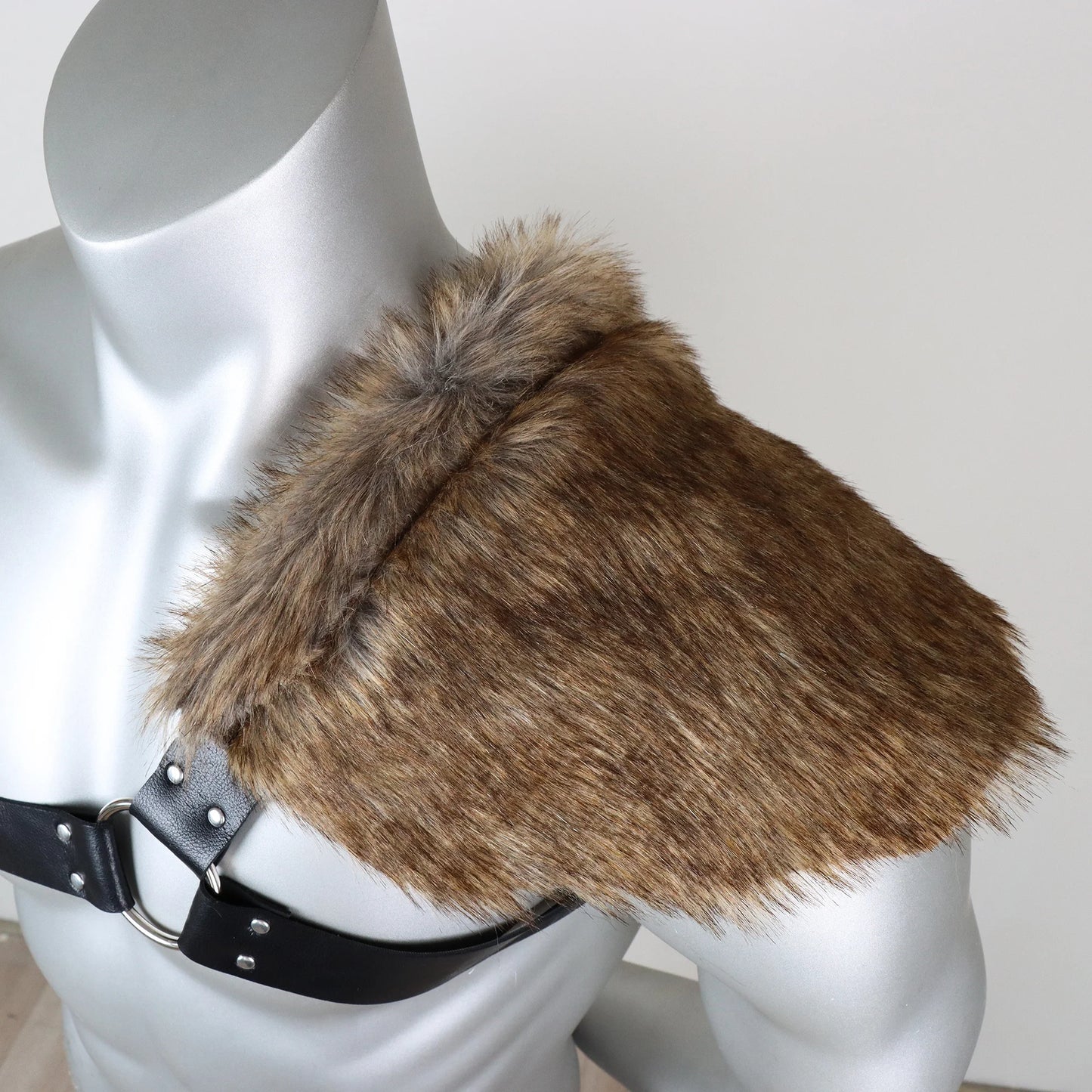 UYEE Man  Medieval Viking Fur Wrap Drape Shawl Barbarian Shoulder Cowl Mantle with Chest Belt Fur Capelet for Viking